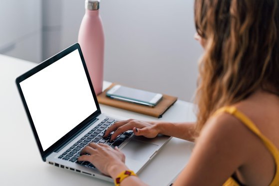 Față în față cu digitalizarea. Prima companie din România care adoptă pe termen nedefinit lucrul de acasă