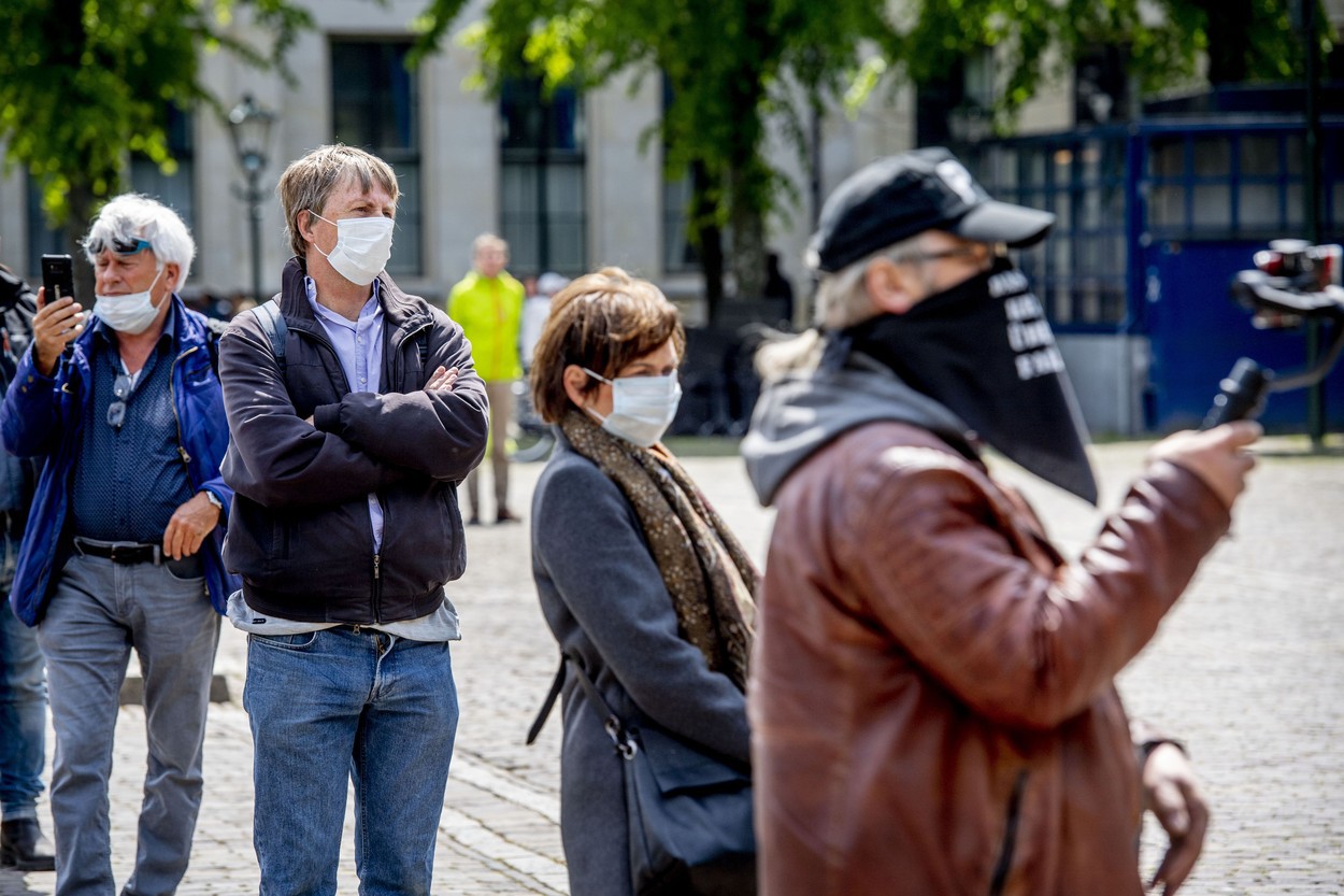 Nemții s-au săturat de stat în casă: Mii de oameni au luat cu asalt străzile Germaniei pentru a protesta împotriva măsurilor de carantină