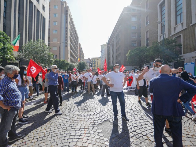 Criza distruge locuri de muncă într-un ritm alarmant în Europa. În Franța, ministrul de finanțe cere o revenire graduală accelerată la muncă și a activității de afaceri