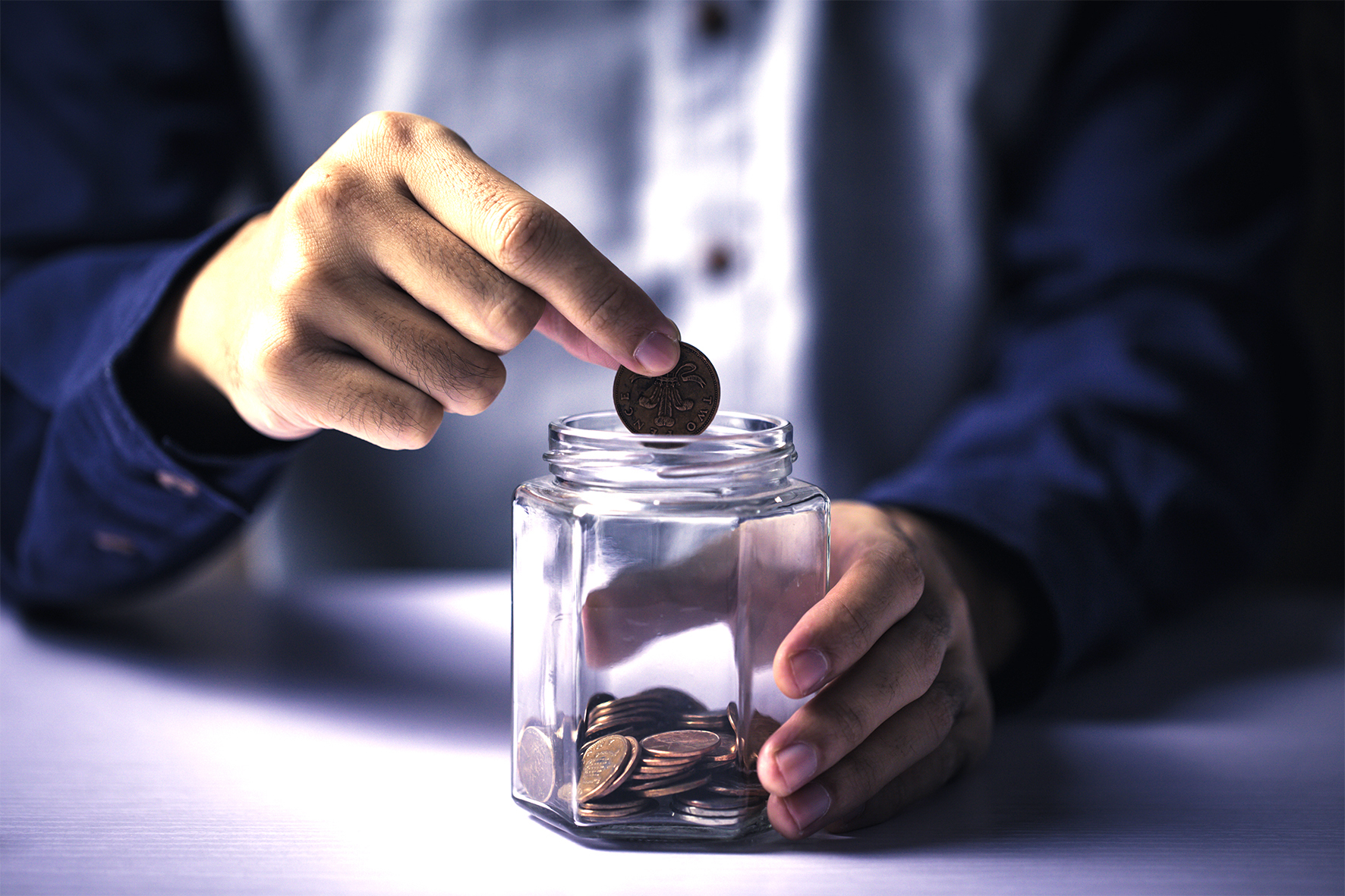Cum ar trebui românii să cheltuie banii în perioada aceasta de criză și care este de fapt MOTIVUL pentru care nu au ECONOMISIT SUFICIENT până acum
