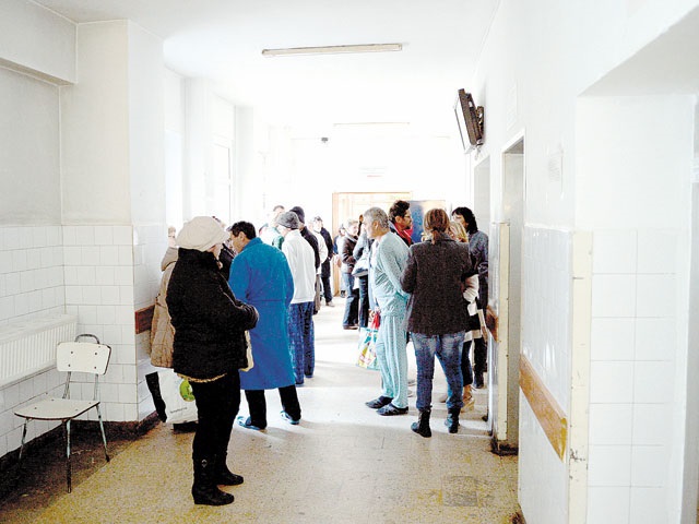 Anomalie instituțională: oamenii vin la spital cu sutele să fie consultați și nu se fac programări, dar la terase trebuie programare și rezervare