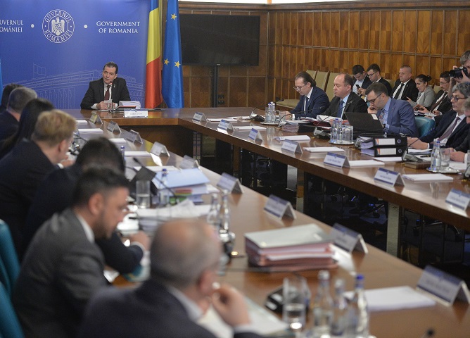 Statul îi ține pe români în suspans cu amânarea taxelor