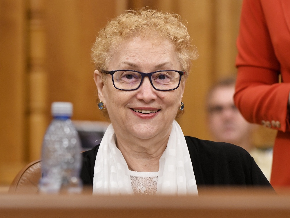 Orban: Voi cere parlamentarilor PNL să investigheze posibilitatea de a o demite pe Renate Weber