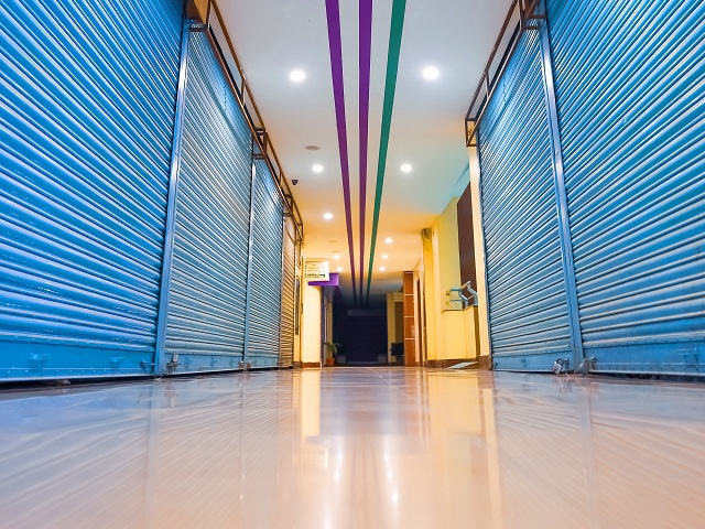 Retailerii nu își reiau activitatea în centrele comerciale incorecte, care au cerut plata chiriilor