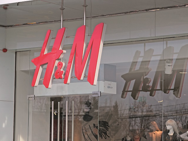 Vânzările companiei H&M, al doilea cel mai mare retailer de îmbrăcăminte din lume, au scăzut cu 50% între lunile martie și mai