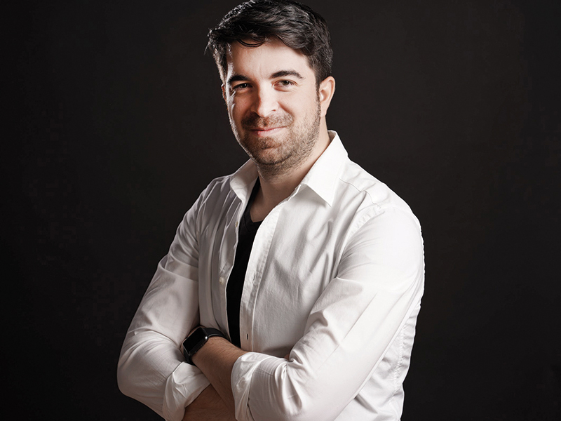 Sătul de programul 9:00-17:00, un tânăr român a decis să pornească propria afacere pe o nișă puțin cunoscută în România. Astăzi lucrează cu nume grele din piața de business