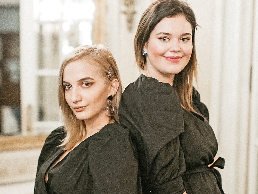 Cum au reușit două tinere de doar 21 de ani să transforme una dintre cele mai mari nevoi ale femeilor într-o afacere chiar în perioada pandemiei