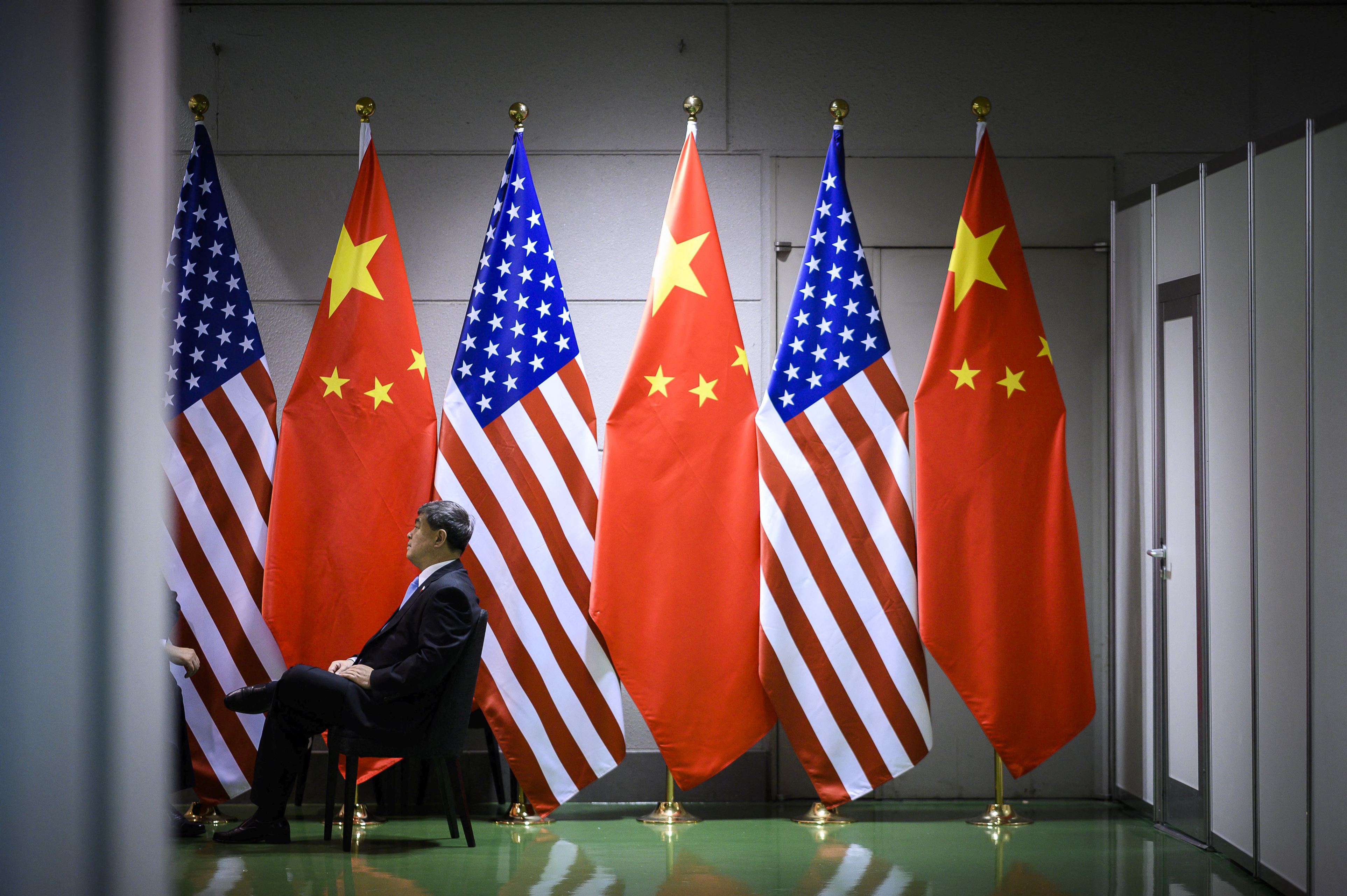 „Planeta se îndreaptă către o perioadă tulbure fără să aibă un lider”: De ce un război rece între China și SUA poate reprezenta o „amenințare mult mai mare decât virusul”