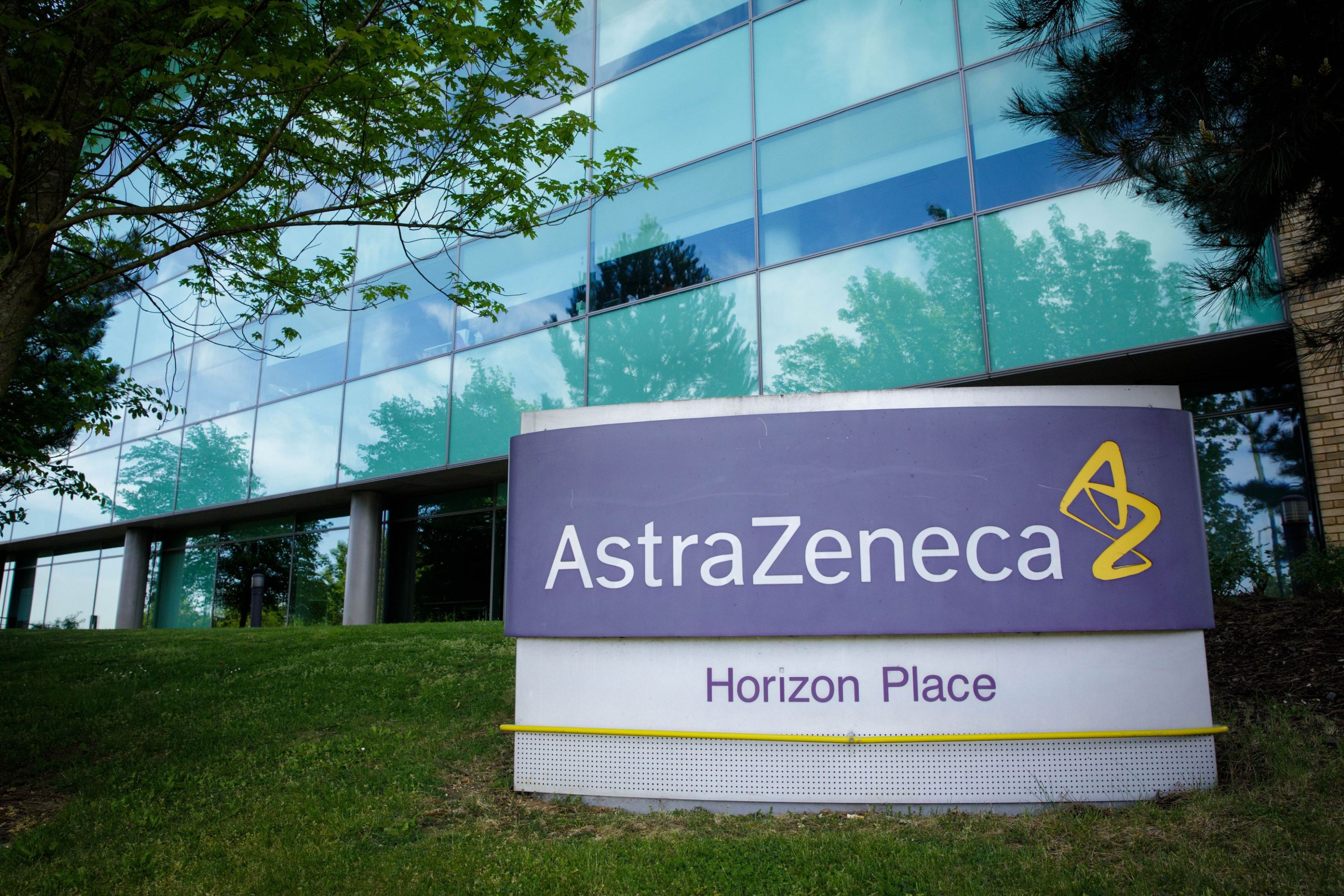 Un nou gigant se conturează la orizont: AstraZeneca discută despre o fuziune cu Gilead Sciences, în ceea ce ar putea fi cea mai mare tranzacție din istoria industriei farmaceutice