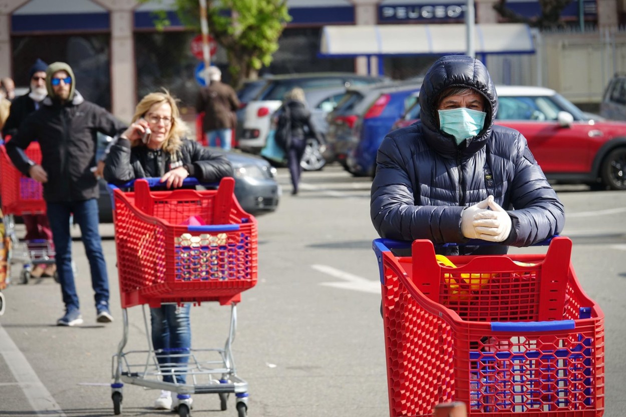 Incep să apară primele date privind impactul pandemiei în economie: consumul privat a căzut cu 20% în aprilie după prăbușirea vânzărilor de carburanți cu peste 30% și a produselor nealimen