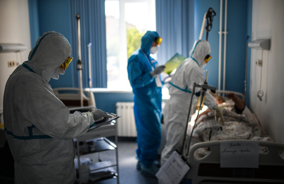 Cum au reușit spitalele private de la noi să se ferească de COVID-19, în timp ce spitalele de stat au devenit adevărate focare