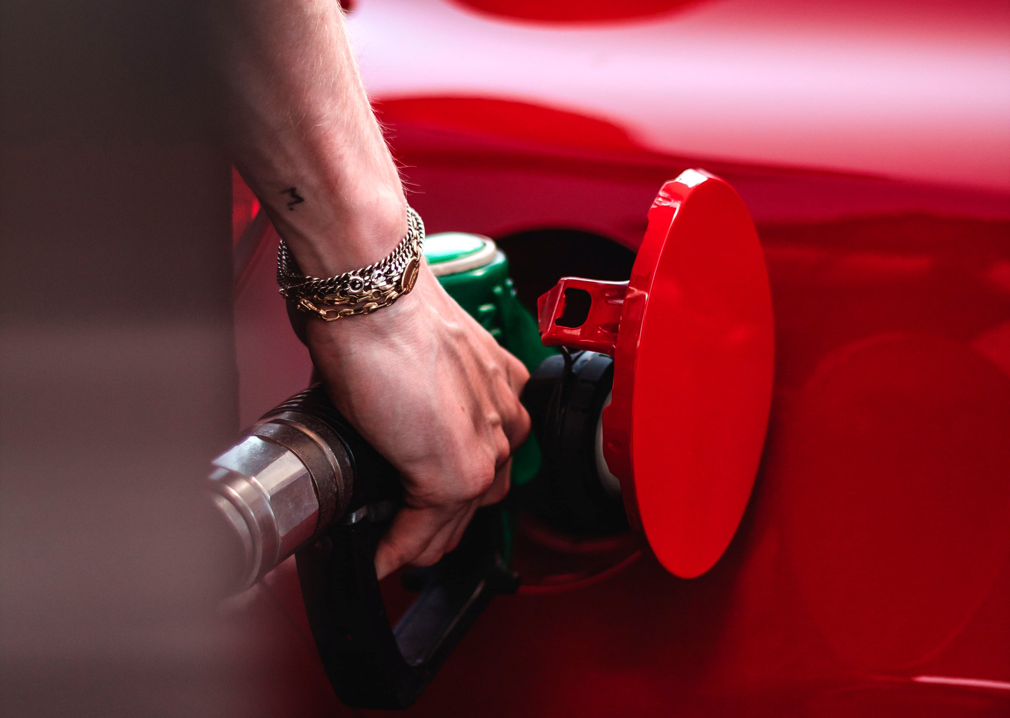 Sfârșitul benzinei anunțat chiar de marii producători de petrol. Care este viitorul combustibilului