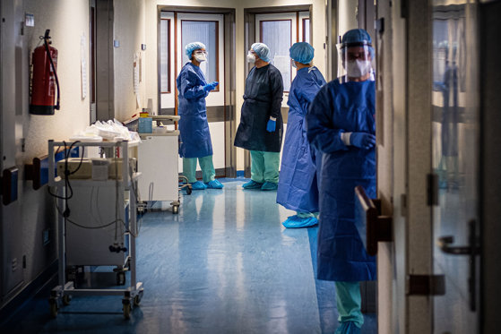 Focare de COVID-19 la un abator din Vaslui și la spitale din județ
