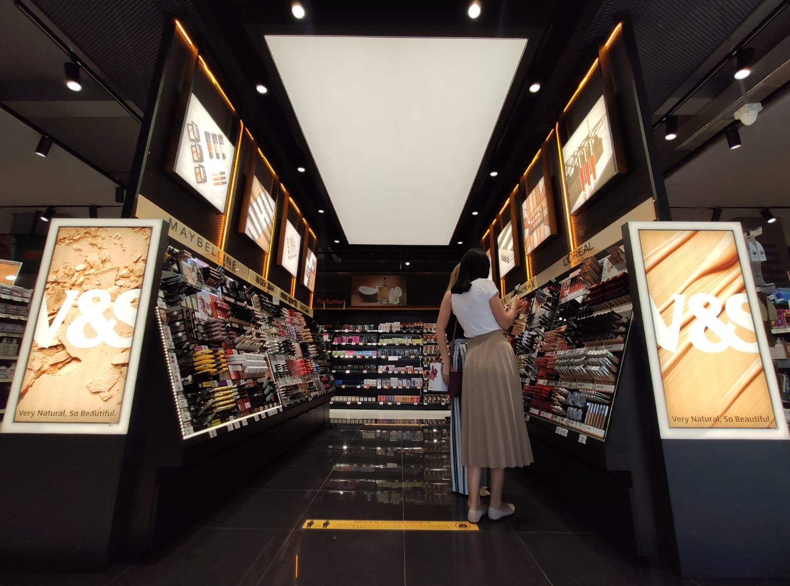 Francezii de la Carrefour au lansat un nou concept de magazin în București, Bonteria Very & So, specializat în parfumuri, cosmetice, produse de îngrijire a casei și pentru copii