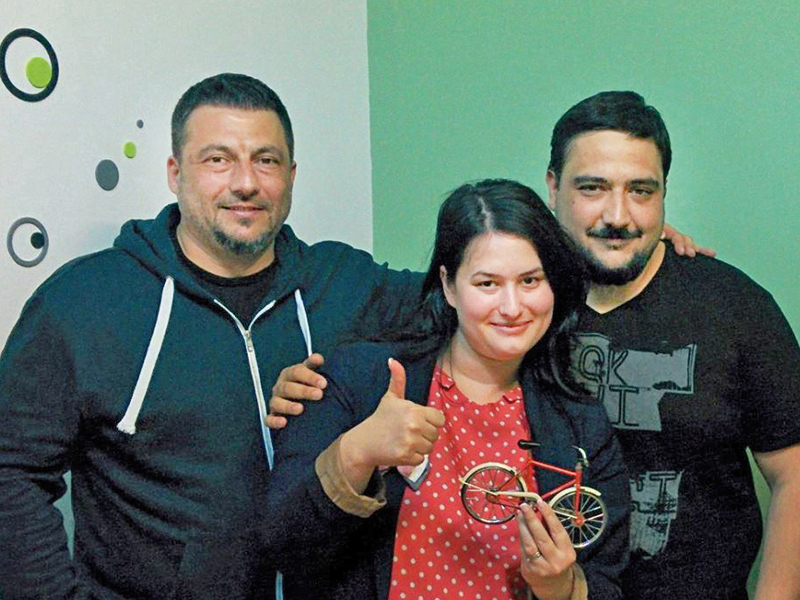 Cum sa faci bani în România din încuiatul oamenilor într-o cameră. Trei tineri au deschis un business care este tot mai iubit