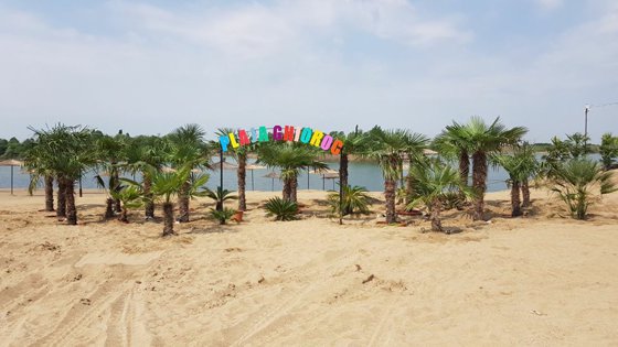 O comună din vestul țării, numită oficial stațiune turistică de interes local. Unde este situat „Litoralul Vestului”