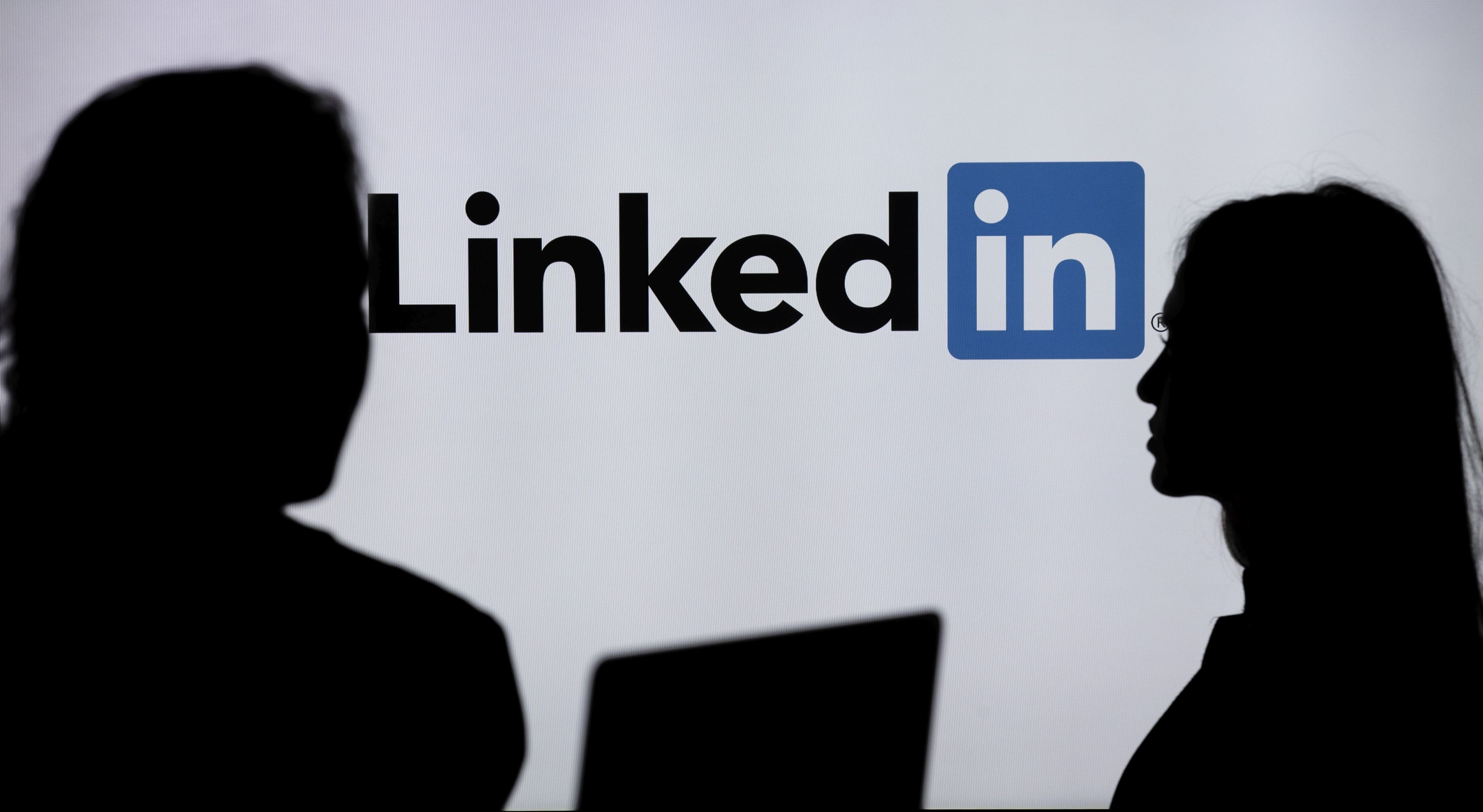 Rețeaua de socializare LinkedIn pierde aproape 1.000 de locuri de angajați pe măsură ce pandemia lovește tot mai puternic mediul corporate
