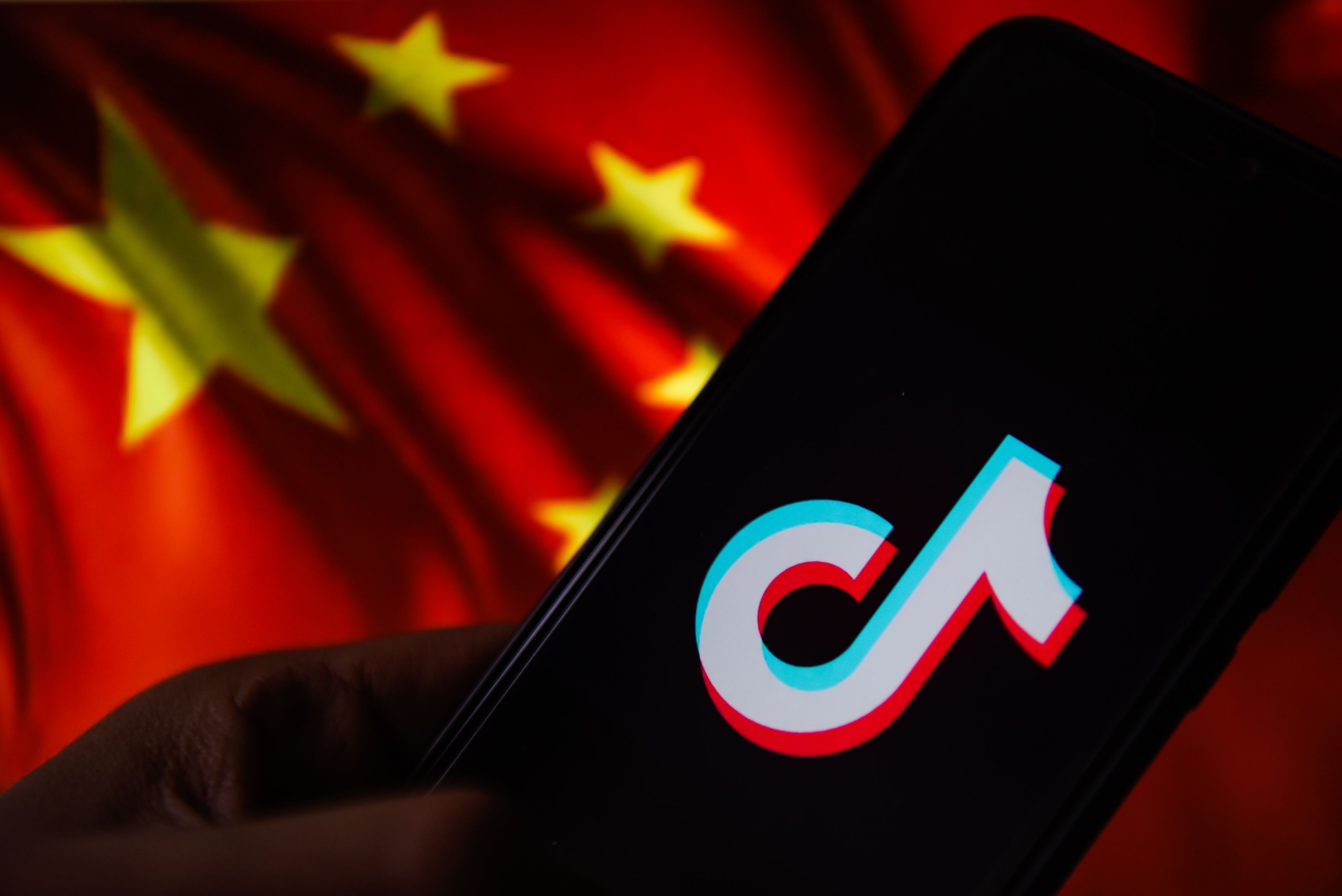 Tranzacția anului? Presa internațională: Americanii de la Microsoft i-ar curta pe chinezii de la TikTok pentru a cumpăra operațiunile din SUA ale vedetei aplicațiilor de social media