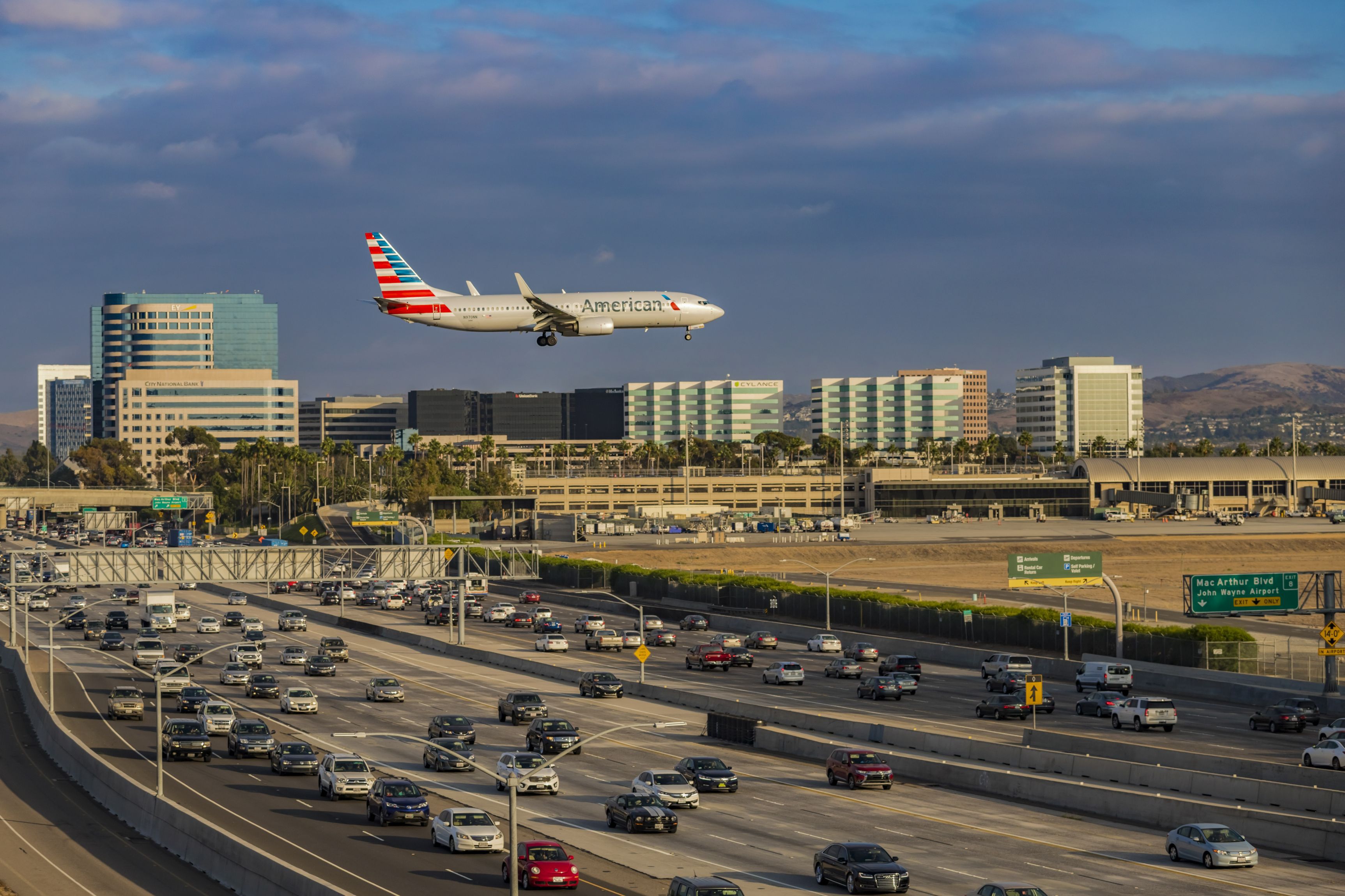 Criza la americani continuă: American Airlines își trimite în șomaj tehnic 25.000 de angajați