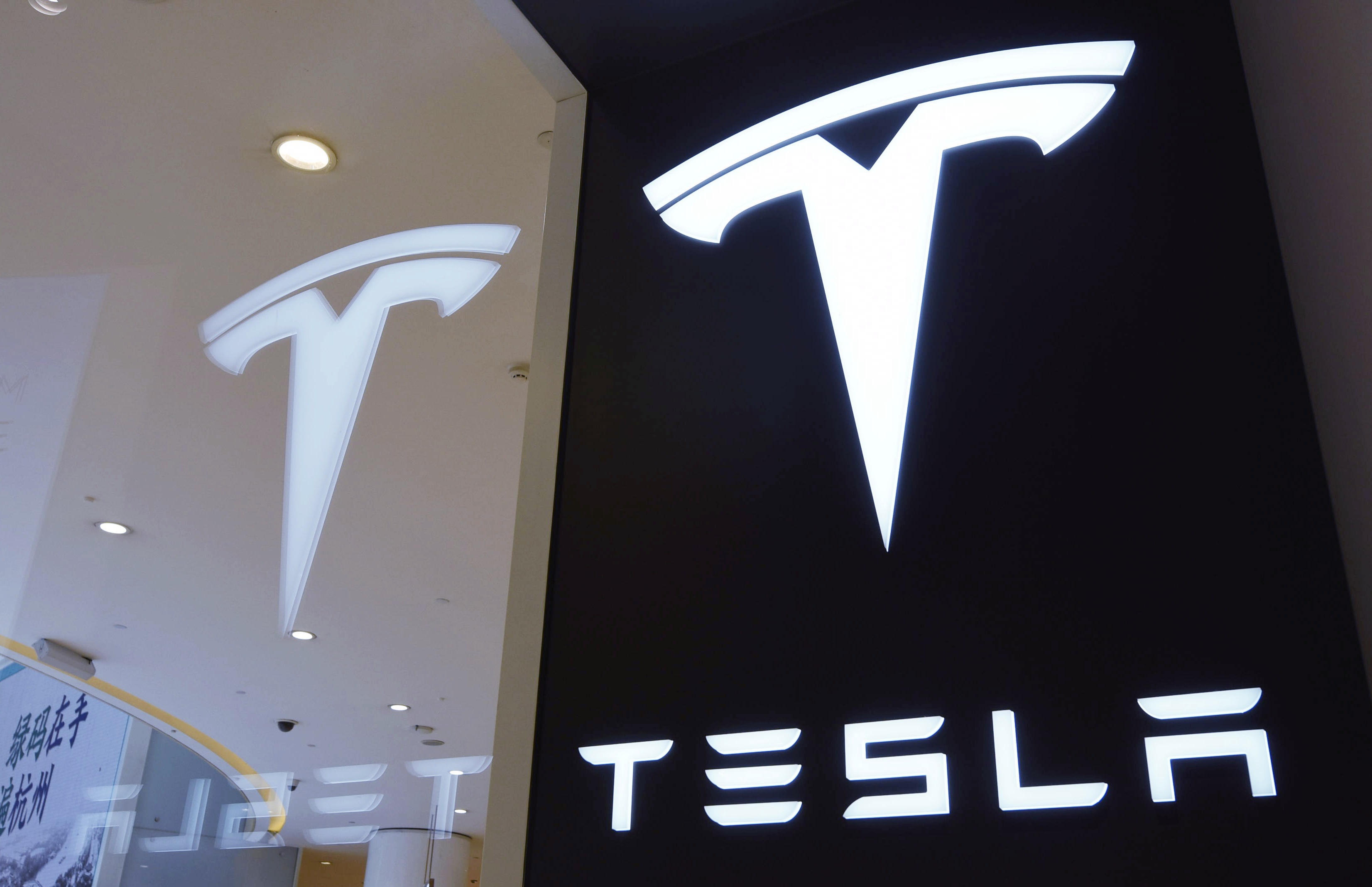 Tesla depășește Toyota și devine cel mai valoros producător auto din lume: Prețul acțiunilor a crescut de cinci ori în ultimele 12 luni, ducând capitalizarea companiei la 205 miliarde de dolari