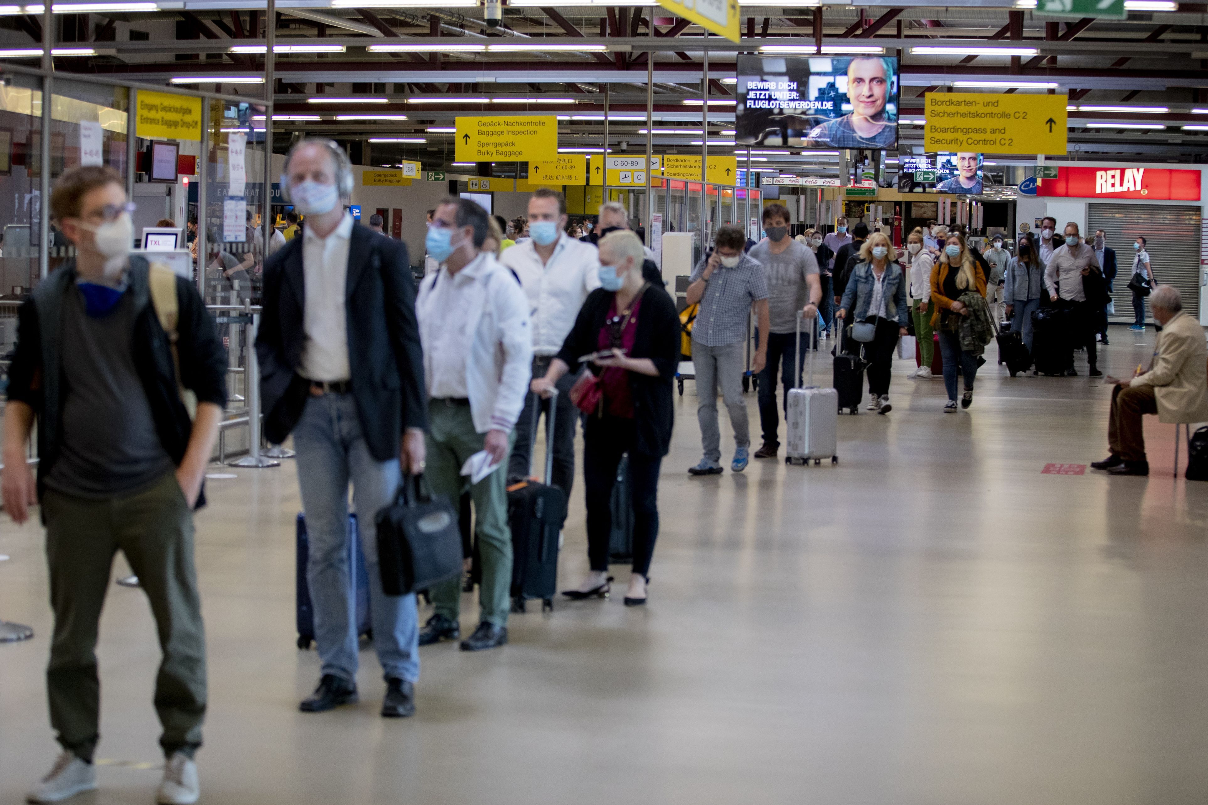 Compania aeriană care le va permite pasagerilor să călătorească fără mască. Pentru cine se va aplica măsura