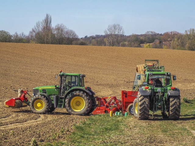 AGROPOWER. O generație tânără preia frâiele afacerilor agricole puse pe picioare de părinți după Revoluție și are planuri să crească de câteva ori veniturile sau să se extindă peste hotare