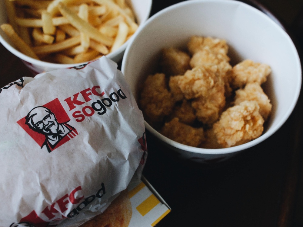 Schimbare istorică făcută de gigantul KFC. Ce se intâmplă cu sloganul „bun de te lingi pe degete” pe care il au din 1950