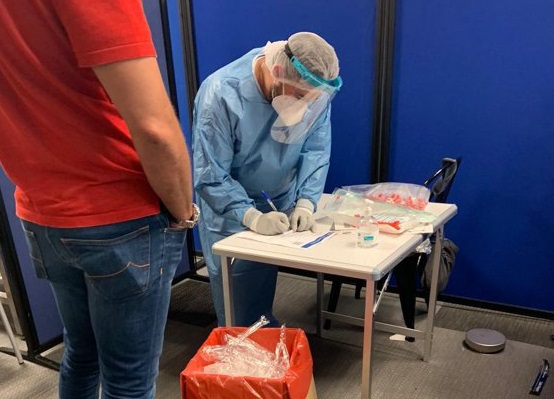 De ce plătești la privat 350 de lei pentru un test COVID, iar statul se descurcă cu 200 de lei