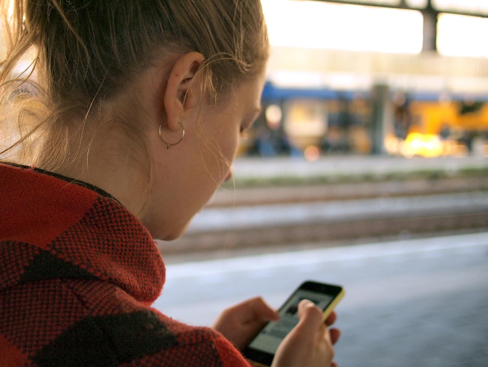 Premieră mondială. Un oraș interzice prin lege folosirea smartphone-ului in timp ce mergi pe jos pe stradă