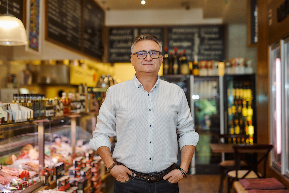 Ce strategie a decis să adopte un proprietar de restaurant din București pentru a supraviețui în pandemie și care e produsul pe care mizează pentru a-și crește vânzările