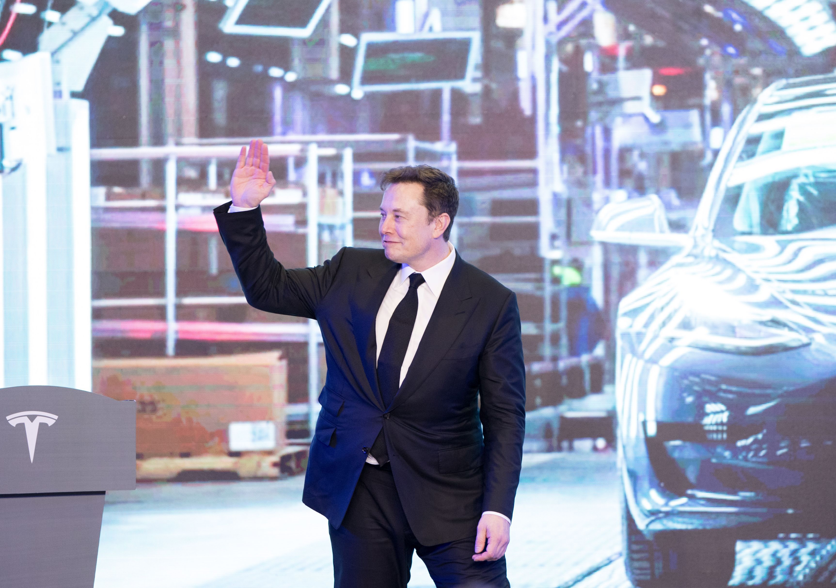 La 18 ani, Elon Musk, fondatorul Tesla, a lucrat într-o fabrică de cherestea. Ce a făcut ca să ajungă la succesul de acum și cum își cheltuie el banii