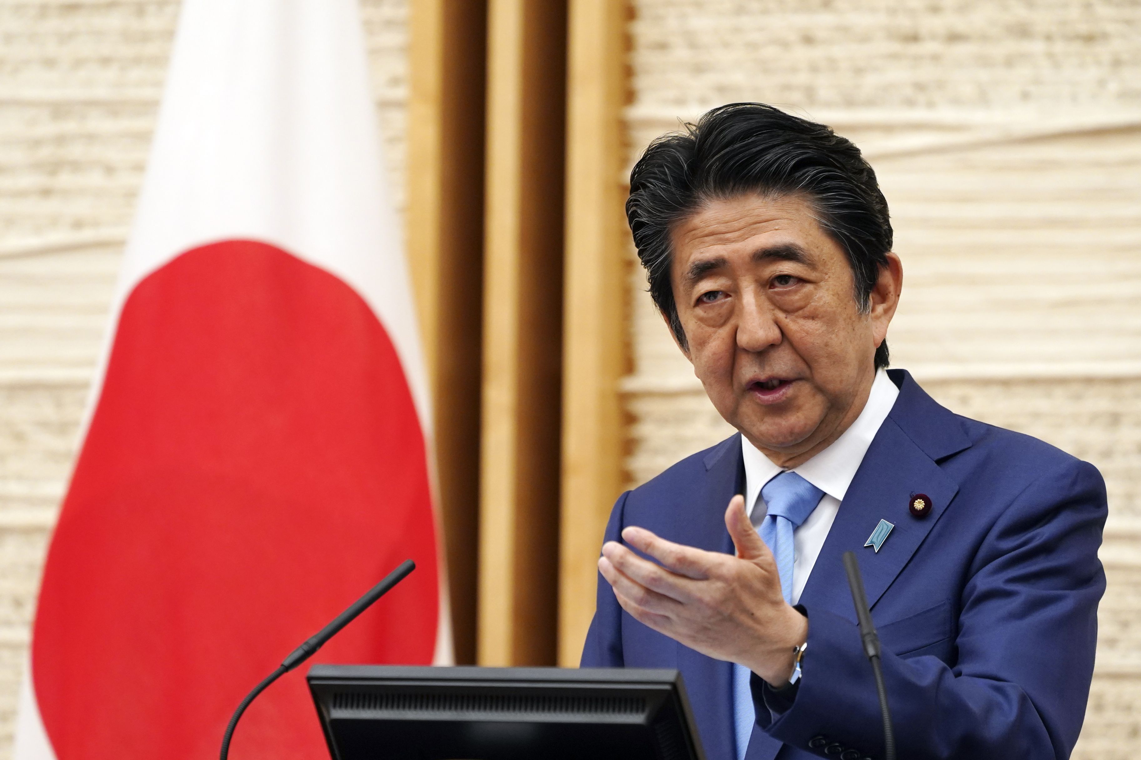 Shinzo Abe, cel mai longeviv premier al Japoniei, demisionează subit din cauza unor probleme de sănătate. Piețele reacționează dur, iar bursa din Tokyo scade cu peste 1,4%
