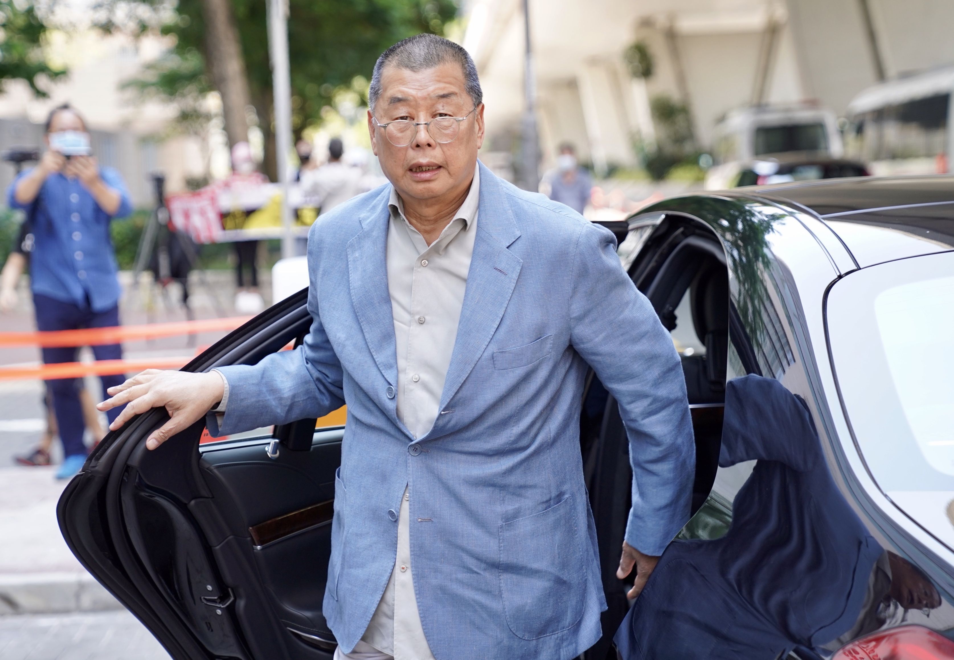Chinezii au început să-i ridice pe miliardarii pro-democrație: Mogulul din media asiatică, Jimmy Lay, a fost arestat pe fondul încălcării noi legi a securității naționale introduse de Beijing