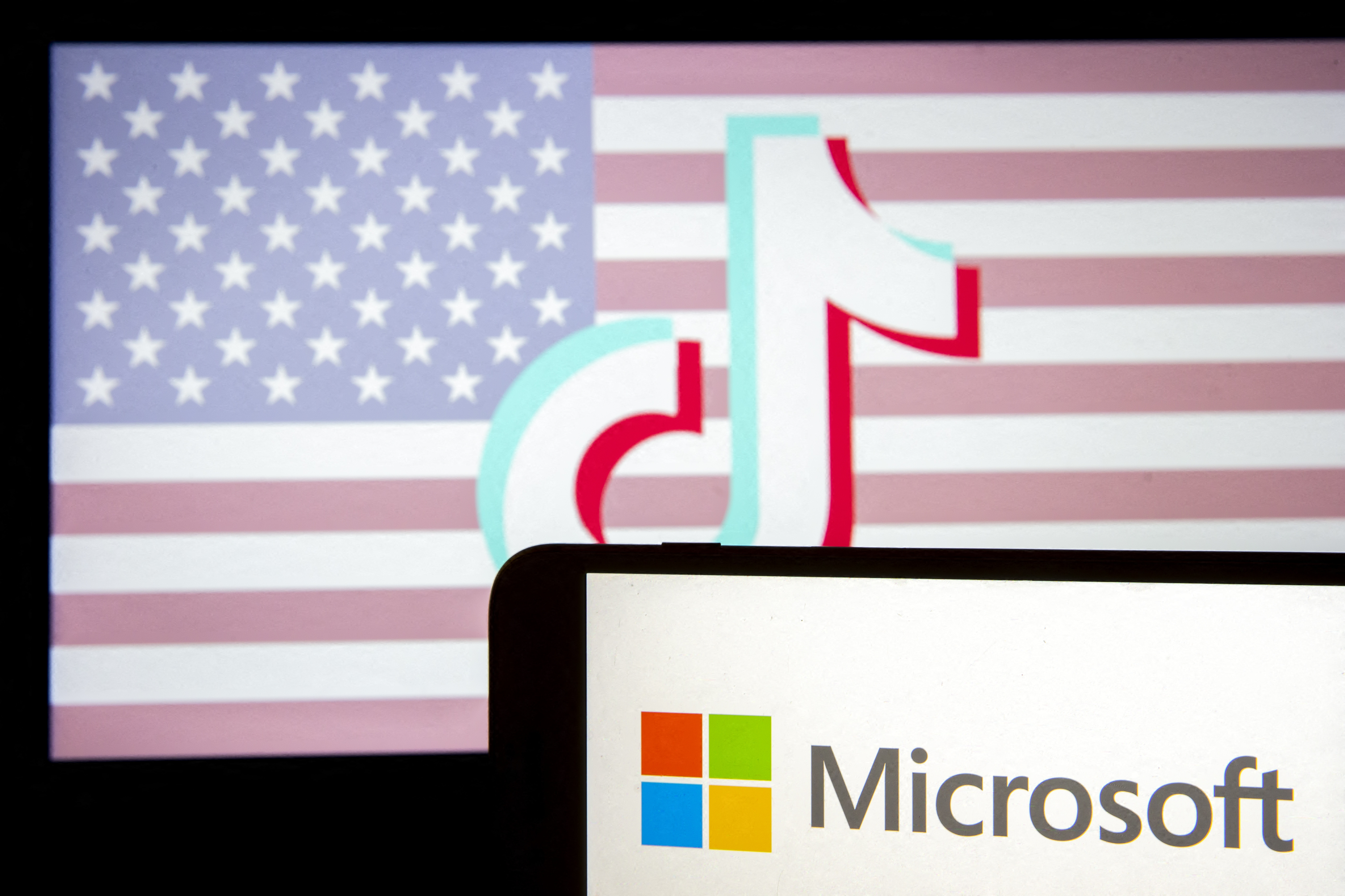 „Afacerea deceniului”: Cum se poate transforma Microsoft dacă va cumpăra platforma TikTok