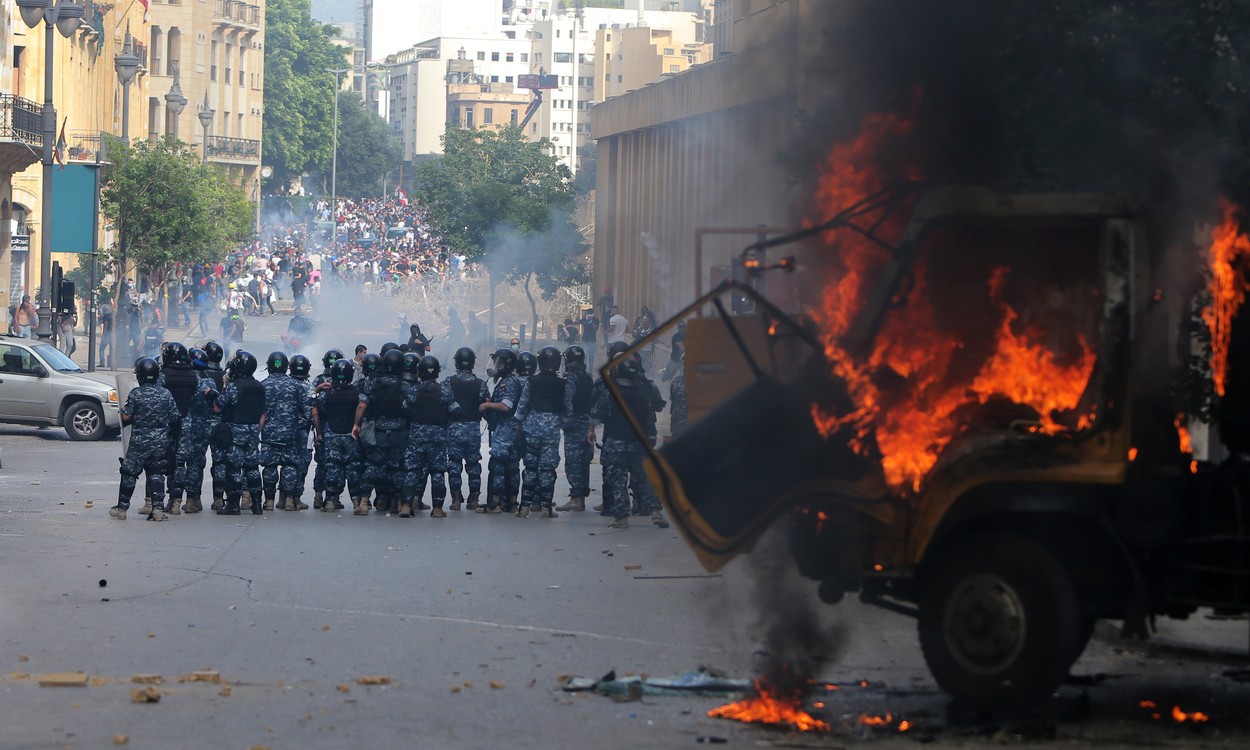 Proteste violente în Beirut, forțele de ordine folosesc gaze lacrimogene împotriva manifestanților. Libanezii au ieșit în stradă să ceară demisia Guvernului. Galerie FOTO