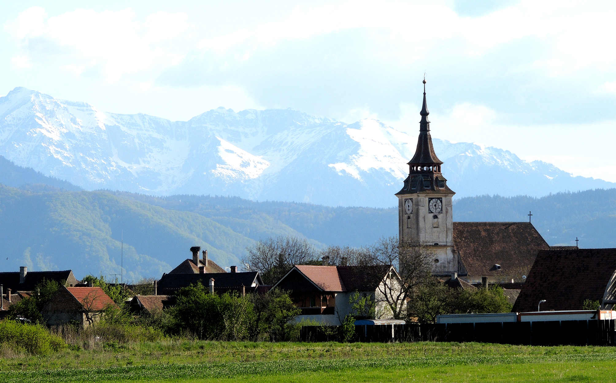 Locul superb aflat la câteva minute de Brașov, dar care nu este o stațiune de pe Valea Prahovei. Prețurile sunt aproape cu jumătate mai mici decât la cazările din Sinaia sau Predeal