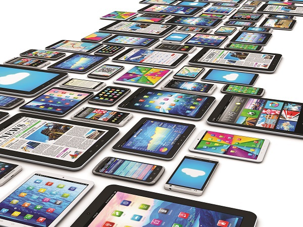 Incertitudinea legată de desfășurarea școlii a dus la creșterea cu circa 50% a vânzărilor de laptopuri, tablete și camere web; bugetul unei familii a urcat cu 50%, la o medie de 1500 lei