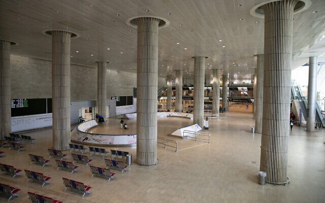 Un aeroport dintr-o destinație îndrăgită de români va fi dotat cu laborator de testare COVID. Cât va costa un test