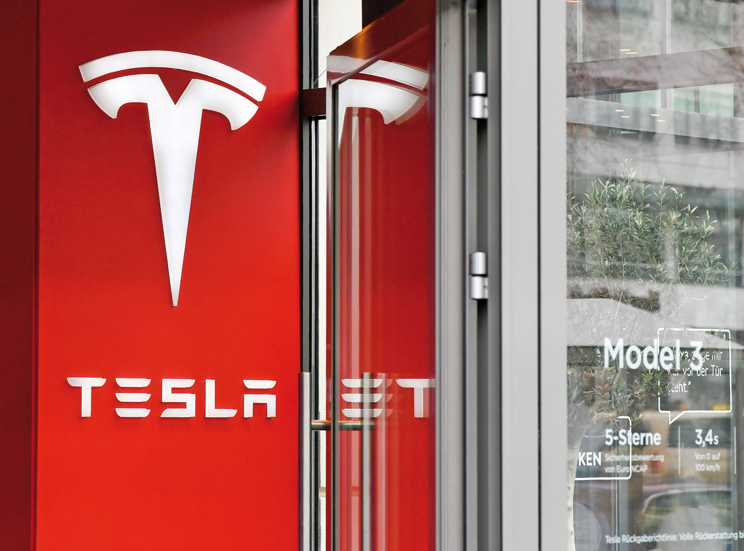 Tesla se prăbușește cu 50 de mld. de dolari pe bursă, după ce Elon Musk a anunțat că va lansa o mașină ieftină abia peste 3 ani