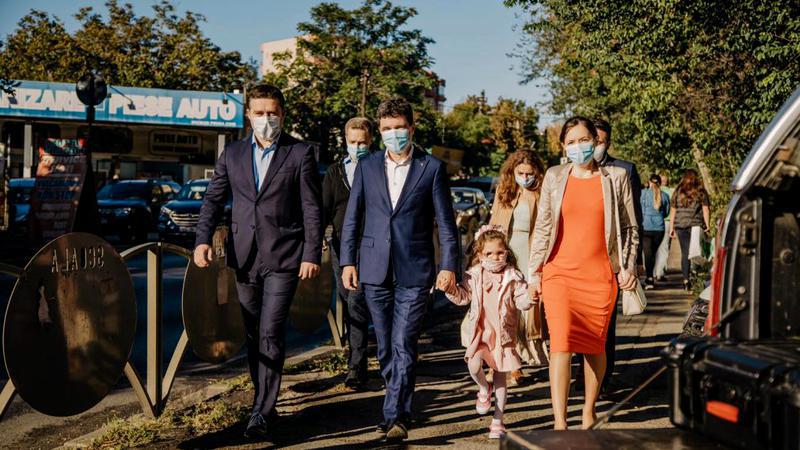 Acasă la Nicușor Dan. Cât plătește lunar chirie pentru apartamentul în care locuiește cu soția și fetița lor