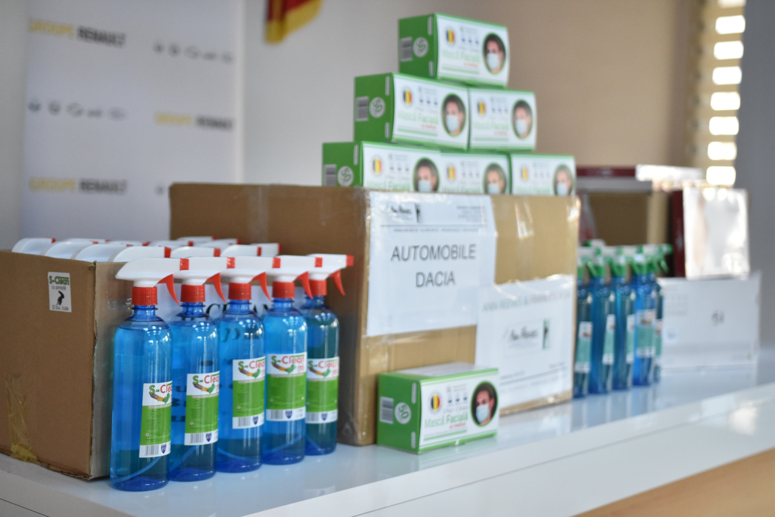 Dacia donează tablete și materiale sanitare pentru școlile și liceele din Argeș și Dâmbovița