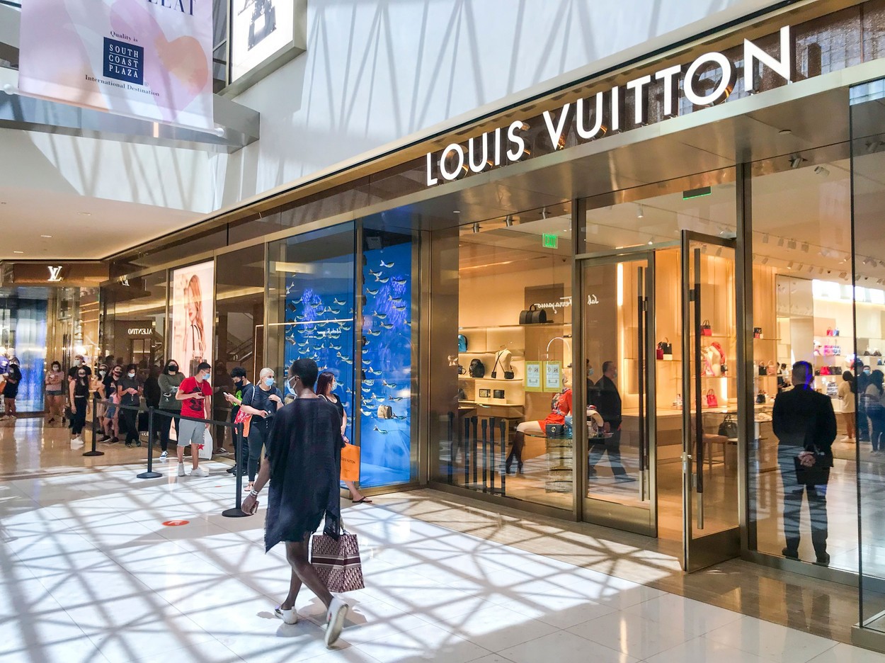 După eșecul răsunător al tranzacției de 16 mld. dolari, gigantul LVMH, proprietarul Louis Vuitton, pornește la atac împotriva celebrului grup Tiffany