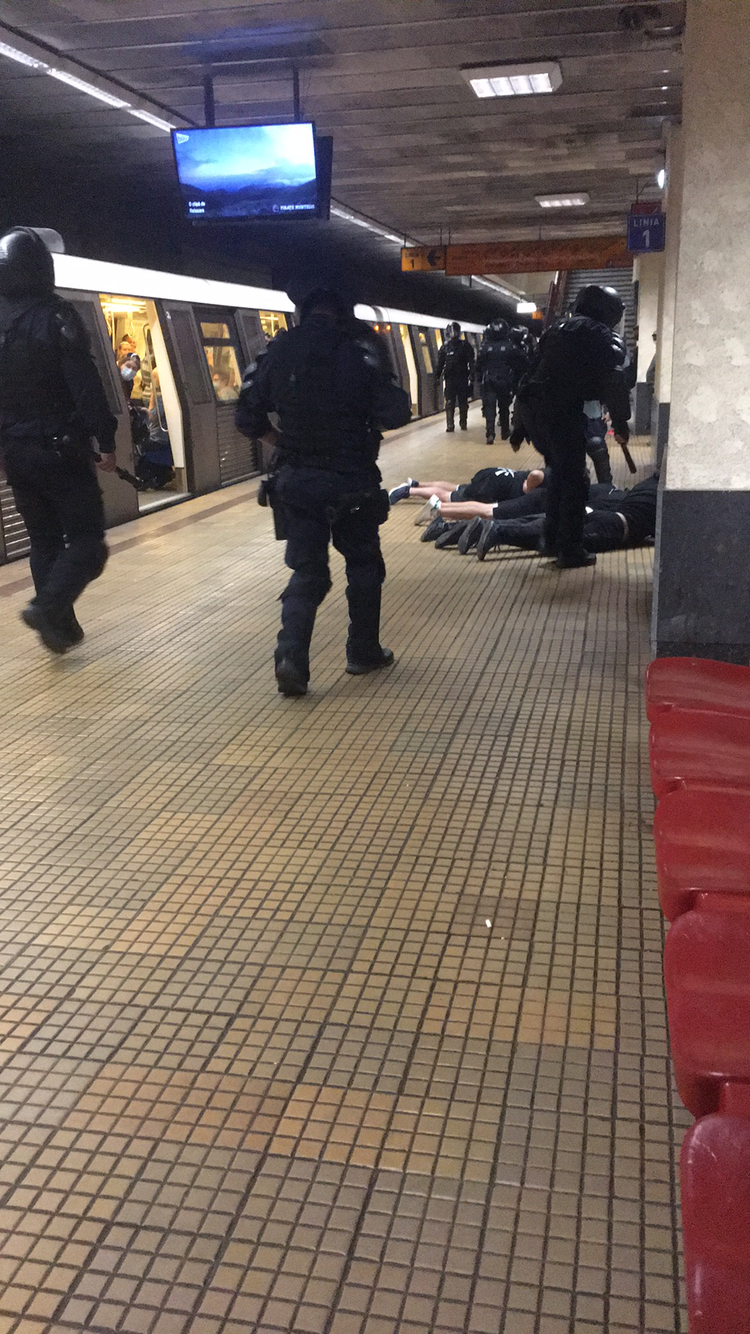 Ieri ploua, astăzi au venit mascații. Un nou incident la metroul din Capitală