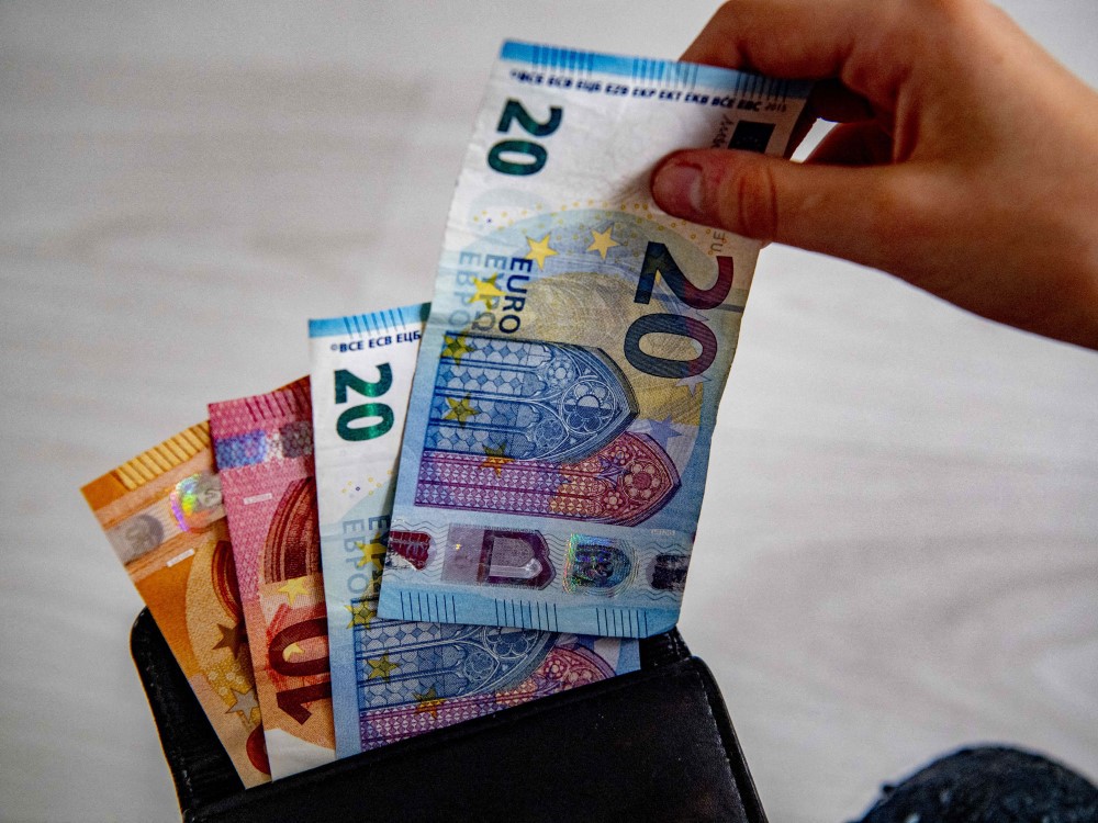 Ministerul Economiei a prelungit perioada în care companiile pot aplica pentru microgranturile de 2.000 de euro până pe 21 octombrie