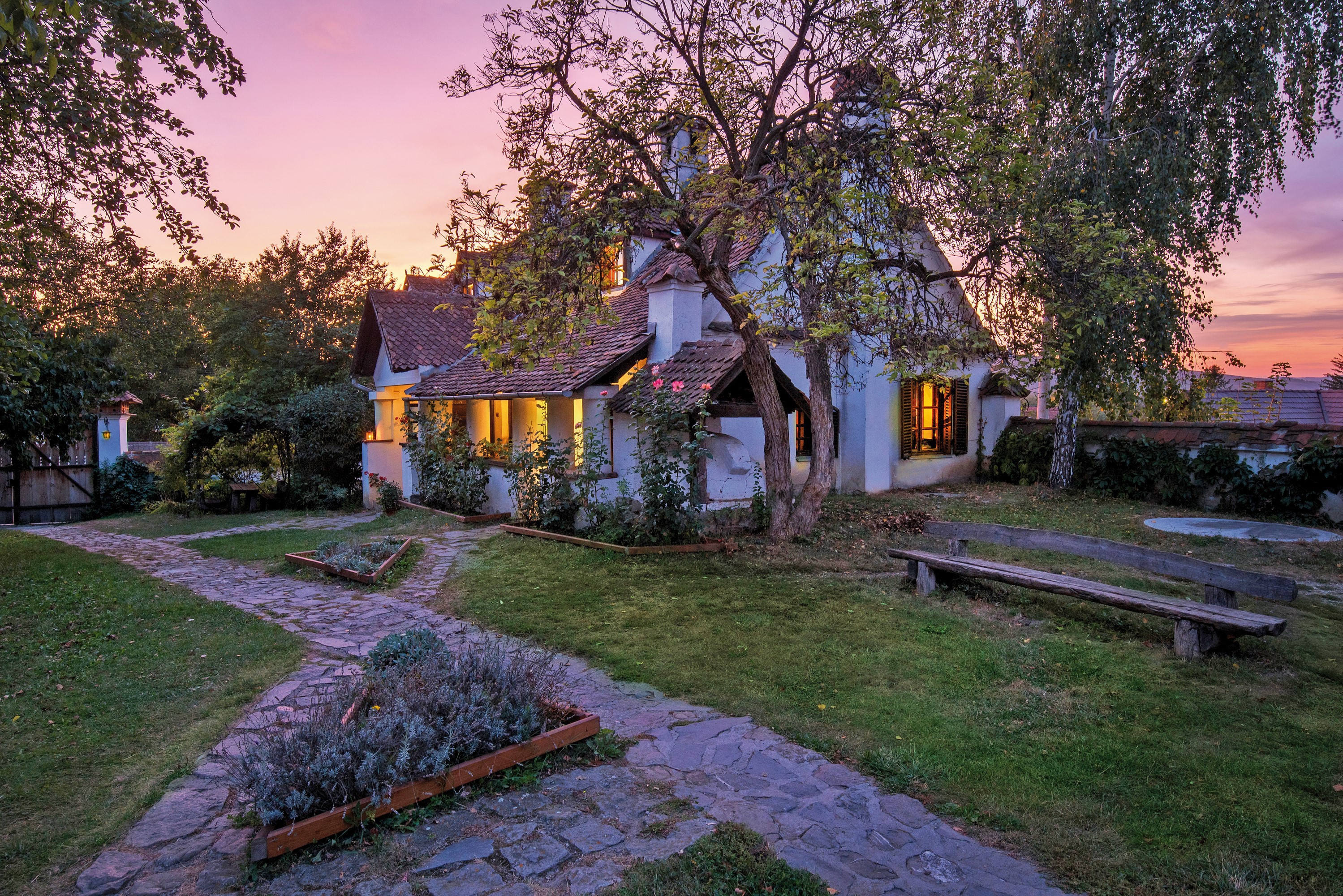 Un castel uitat de lume într-un sat din România a fost readus la viață de un conte cu o poveste desprinsă parcă din filme. Cum s-a transformat castelul