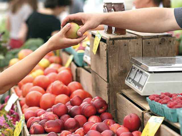 Peste 4.300 de comercianți de legume și fructe proaspete, controlați