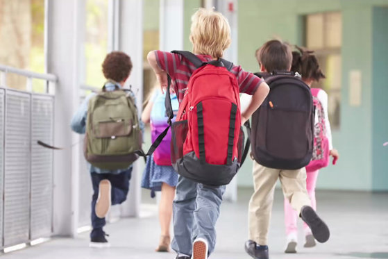 Doi învățători dintr-un sat brașovean vor să amenajeze un afterschool într-un autobuz recondiționat