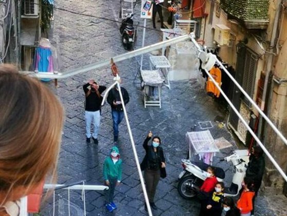 Revoltă intr-un oraș din Italia împotriva lockdown-ului. Bătăi cu polițiștii, primarul a fost înjurat de protestatari - VIDEO
