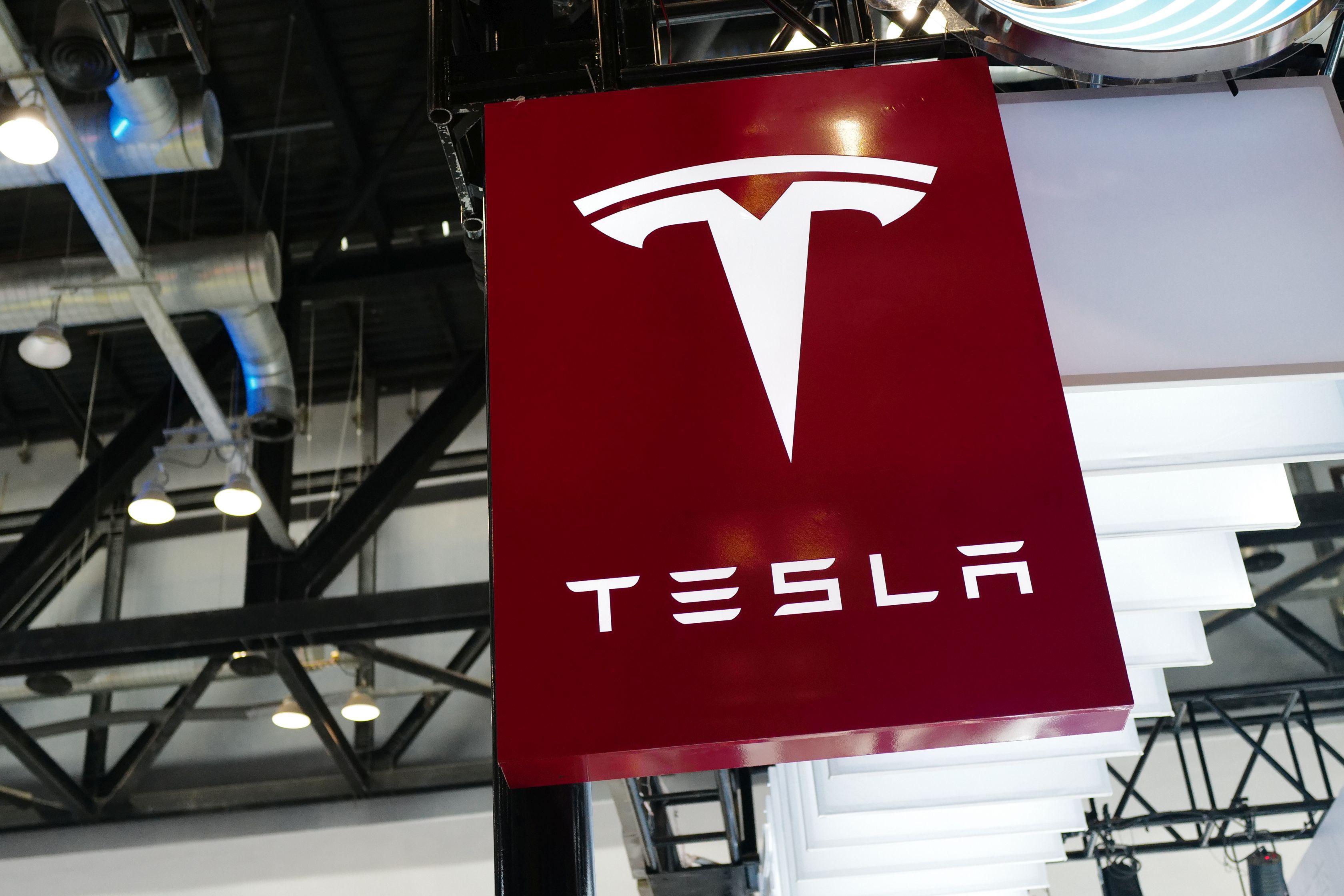 „Tesla este cu 10 ani înaintea tuturor producătorilor auto”: Acțiunile companiei au crescut cu aproape 490% de la începutul pandemiei