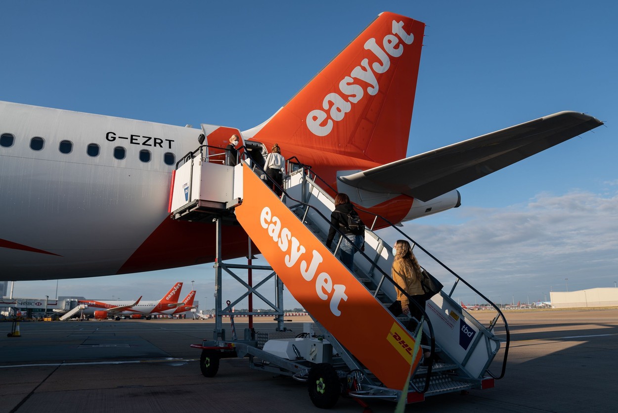 EasyJet anunță primele pierderi anuale din istoria companiei, totalul putând să depășească 900 de milioane de euro: Pandemia aduce capacitatea de zbor la 25% din total